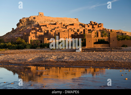 Ait Benhaddou est une "ville fortifiée", ou ksar, le long de l'ancienne route des caravanes entre le Sahara et Marrakech Banque D'Images