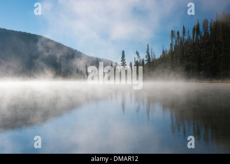 Brume matinale sur les lacs Twin Parc National de Yellowstone au Wyoming. USA LA006779 Banque D'Images