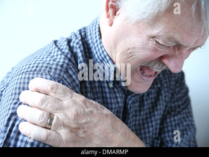 La douleur de l'épaule en homme plus âgé Banque D'Images