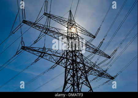 Pôle de l'énergie électrique en face de soleil au ciel bleu Banque D'Images