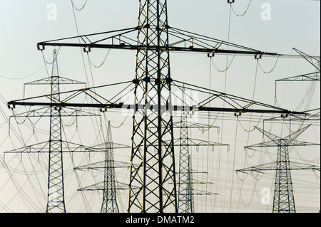 Vue panoramique sur de nombreux poteaux électriques en Bavière, Allemagne Banque D'Images