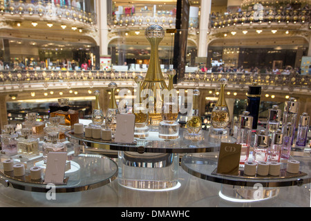 Les PRODUITS DE LUXE ET DES BOUTIQUES DE CRÉATEUR DE PARFUMS AUX GALERIES LAFAYETTE, grands magasins, PARIS (75), FRANCE Banque D'Images