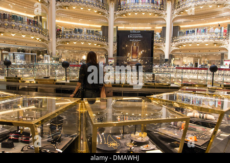 Les PRODUITS DE LUXE ET DES BOUTIQUES DE CRÉATEUR DE PARFUMS AUX GALERIES LAFAYETTE, grands magasins, PARIS (75), FRANCE Banque D'Images