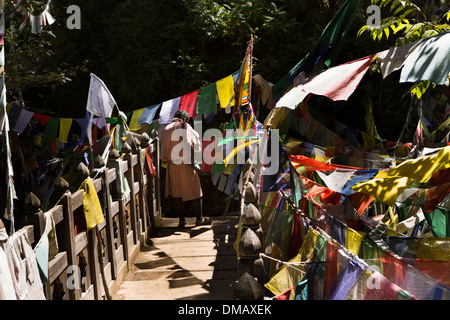 Le Bhoutan, la vallée de Bumthang, Membar lac Tsho, brûlant des drapeaux de prière bouddhiste Banque D'Images