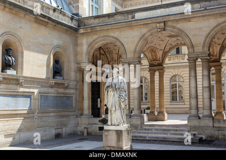 STATUE DE GUILLAUME BUDÉ, COLLÈGE DE FRANCE, Paris (75), FRANCE Banque D'Images