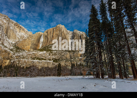 Vue d'hiver gelé plus de chutes de Yosemite, Yosemite National Park, California, USA Banque D'Images