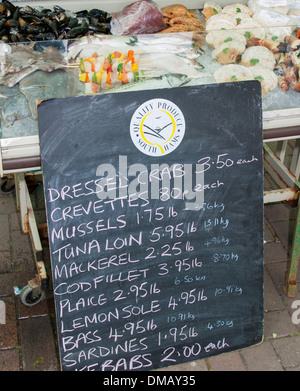 Pour la vente de fruits de mer tableau liste à Kingsbridge Farmers Market, Kingsbridge, Devon, UK Banque D'Images