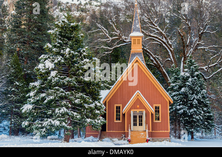 Vue d'hiver de la vallée Yosemite Chapelle, Yosemite National Park, California, USA Banque D'Images