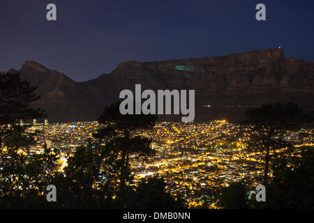 Cape Town, Afrique du Sud. 12 décembre 2013. Une nuit d'affichage laser sur Table Mountain, Cape Town rend hommage à feu le président Nelson Mandela. Credit : Blaize Pascall/Alamy Live News Banque D'Images