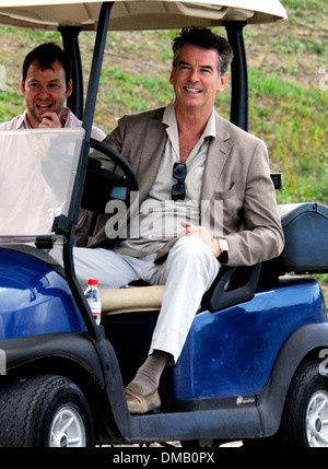 Pierce Brosnan se promener avec un chariot de golf à Majorque. Banque D'Images