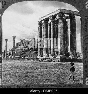 Colonnes du temple de Zeus à l'Acropole et le Parthénon en arrière-plan, Athènes, Grèce, circa 1900 Banque D'Images