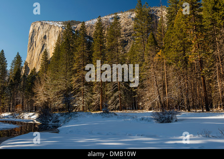 Paysage d'hiver paysage de montagne avec El Capitan, Yosemite National Park, California, USA Banque D'Images