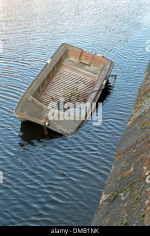 Canot près de naufrage dans la rivière Wensum, Norwich à quai, après le 5 décembre 2013 les ondes de tempête Banque D'Images