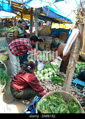 Marchands vendant des légumes au marché à Thimphu, Bhoutan Banque D'Images