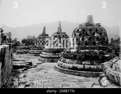 Cloches de stupas perforés sur la première terrasse, Temple de Borobudur, à Java, en Indonésie, vers 1900 Banque D'Images