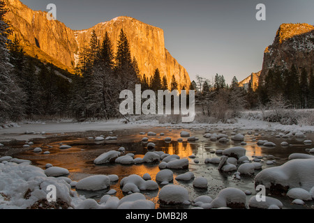 Paysage panoramique avec rivière gelée et derrière la montagne El Capitan, Yosemite National Park, California, USA Banque D'Images