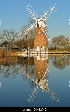 Hunsett Moulin de drainage sur la rivière ant, au nord de Barton, large, Norfolk Broads National Park Banque D'Images