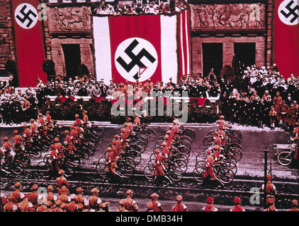 SA troupe avec les vélos défilent devant Adolf Hitler au rallye, Dortmund, Allemagne, 1933 Banque D'Images