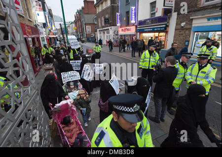 Brick Lane, Londres, Royaume-Uni. 13 Décembre, 2013. Groupe de projet "charia musulmane" boutiques vendant de l'alcool et ciblées dans les fêtards Brick Lane. Le groupe dirigé par le prédicateur islamiste, Anjem Choudary, est entré en contact avec un groupe de "patriotes" et les militants affiliés de droite qui ont exprimé leur opinion. Credit : Lee Thomas/Alamy Live News Banque D'Images