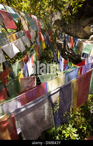 Le Bhoutan, la vallée de Bumthang, Membar lac Tsho, brûlant des drapeaux de prière Banque D'Images