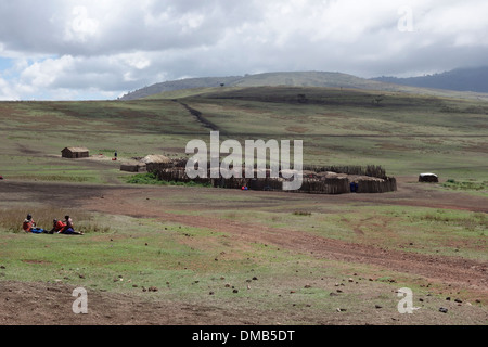 Entouré de huttes masaï Enkang barrière formée par un épais "ronde" clôture des épines sur les plaines de la zone de conservation de Ngorongoro cratère dans la région des hautes terres de Tanzanie Afrique de l'Est Banque D'Images