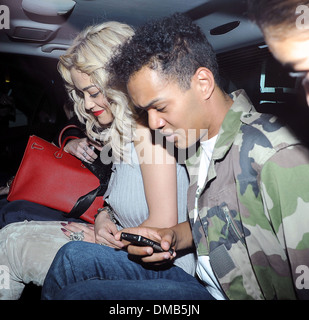 Rita Ora quitte Mahiki club avec Sylvester Harley Alexander-Sule de Rizzle Kicks à 2:30pm London England - 23.08.12 Banque D'Images