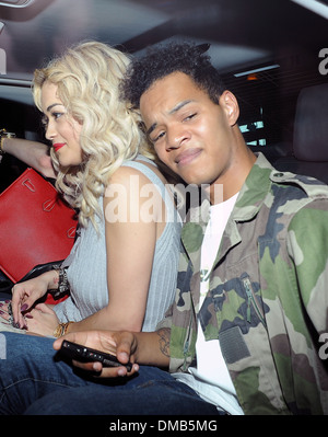 Rita Ora quitte Mahiki club avec Sylvester Harley Alexander-Sule de Rizzle Kicks à 2:30pm London England - 23.08.12 Banque D'Images