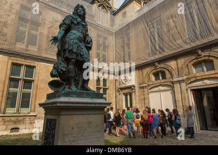 STATUE DE LOUIS XIV représenté comme un empereur romain par Antoine Coysevox, MUSÉE CARNAVALET, l'HÔTEL LE PELETIER DE SAINT FARGEAU, 3ème arrondissement, Paris (75), ILE-DE-FRANCE, FRANCE Banque D'Images