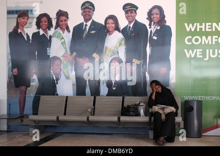 Un passager africain attend son vol au terminal de l'aéroport international de Bole, Addis-Abeba, Éthiopie Banque D'Images