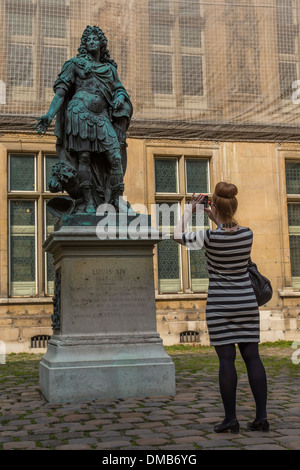 STATUE DE LOUIS XIV représenté comme un empereur romain par Antoine Coysevox, MUSÉE CARNAVALET, l'HÔTEL LE PELETIER DE SAINT FARGEAU, 3ème arrondissement, Paris (75), ILE-DE-FRANCE, FRANCE Banque D'Images