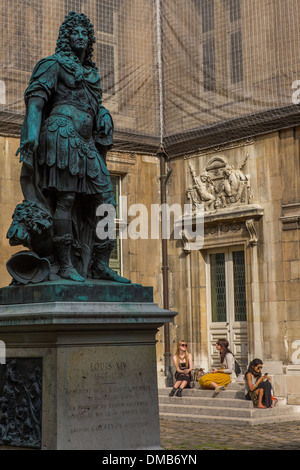 STATUE DE LOUIS XIV représenté comme un empereur romain par Antoine Coysevox, MUSÉE CARNAVALET, l'HÔTEL LE PELETIER DE SAINT FARGEAU, 3ème arrondissement, Paris (75), ILE-DE-FRANCE, FRANCE Banque D'Images