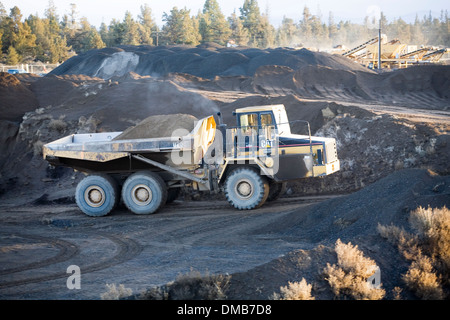 Un énorme camion benne Caterpillar déménagement terre Banque D'Images