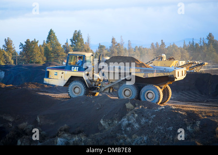 Un énorme camion benne Caterpillar déménagement terre Banque D'Images