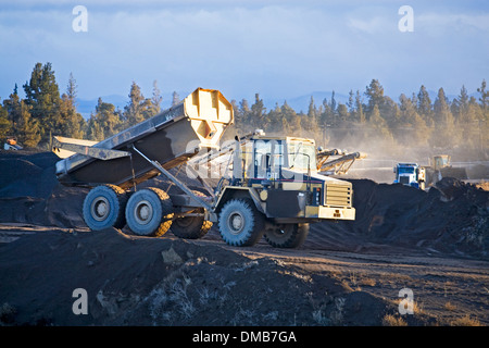 Un énorme camion benne Caterpillar déménagement terre Banque D'Images