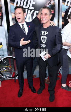 Joseph Gordon-Levitt et Tony Danza Première mondiale de Columbia Pictures 'Premium Rush' du Regal Union Square New York New York Banque D'Images