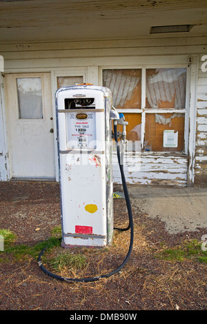 Une ancienne pompe à essence dans la ville fantôme de Kent, de l'Oregon. La station est fermée lorsque le gaz était de 69,9 cents le gallon Banque D'Images