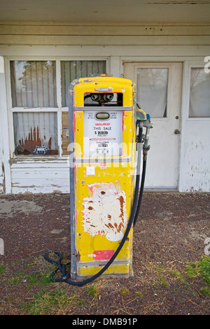 Une ancienne pompe à essence dans la ville fantôme de Kent, de l'Oregon. La station est fermée lorsque le gaz était de 69,9 cents le gallon Banque D'Images