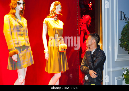 Paris, France, Chinois Man Window Shopping au magasin de vêtements de luxe, Dior, Avenue Montaigne, Shop Front, mode labels, vitrine des mannequins, Banque D'Images