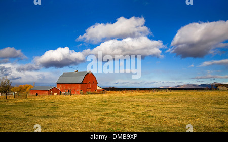 Une belle grange en bois rouge sous un ciel d'automne orageux près de Powell Butte, Oregon Banque D'Images