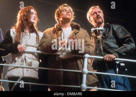 TITANIC 1997 Twentieth Century Fox Film Réalisateur James Cameron, à droite avec Kate Winslet et Leonardo Di Caprio Banque D'Images