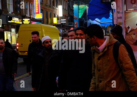 Londres, Royaume-Uni. 13 décembre 2013. Mars extrémiste musulman appelant à l'interdiction de l'alcool, Brick Lane, London Crédit : Rachel Megawhat/Alamy Live News Banque D'Images