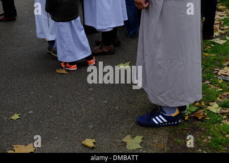 Londres, Royaume-Uni. 13 décembre 2013. Mars extrémiste musulman appelant à l'interdiction de l'alcool, Brick Lane, London Crédit : Rachel Megawhat/Alamy Live News Banque D'Images