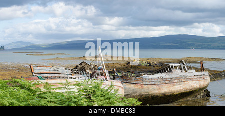 Vieux bateaux de pêche laissés à pourrir à Salen, sur la rive du Sound of Mull, Ecosse Banque D'Images