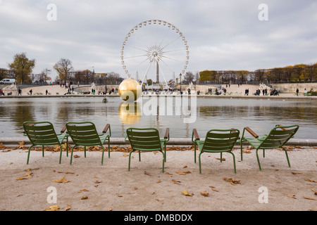 Le bassin de forme octogonale le Jardin des Tuileries avec la sculpture la sphère dorée. Banque D'Images