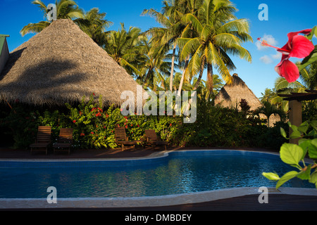 Aitutaki. L'île de Cook. Polynésie française. Océan Pacifique Sud. Piscine de Aitutaki Lagoon Resort & Spa Hotel. Juste à côté Banque D'Images