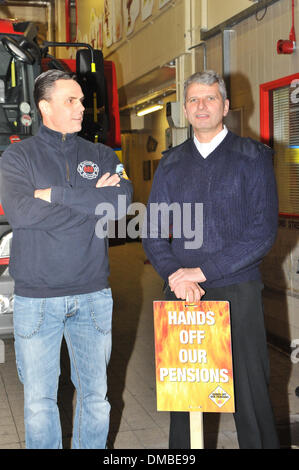 Shaftesbury Avenue, Londres, Royaume-Uni. 13 décembre 2013. Les membres de la London Fire Brigade Union Européenne en grève plus de changements à leur pension et l'âge de la retraite. Crédit : Matthieu Chattle/Alamy Live News Banque D'Images