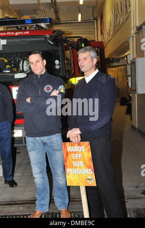 Shaftesbury Avenue, Londres, Royaume-Uni. 13 décembre 2013. Les membres de la London Fire Brigade Union Européenne en grève plus de changements à leur pension et l'âge de la retraite. Crédit : Matthieu Chattle/Alamy Live News Banque D'Images