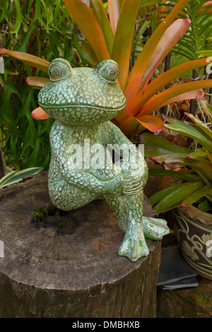 Sculpture grenouille dans le jardin Banque D'Images