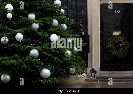 Westminster London,13 décembre 2013. Un arbre de Noël est à l'extérieur de la résidence des premiers ministres au numéro 10 Downing Street. L'arbre a été choisi dans une compétition nationale de l'arbre gagnés par l'Oxfordshire producteur Andrew Ingram Crédit : amer ghazzal/Alamy Live News Banque D'Images