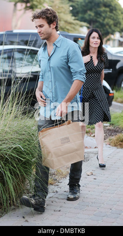 Robin Tunney et son petit ami Célébrités Hamilton Page Dustin Hoffman assister à son 75e anniversaire à Taverna restaurant Tony Banque D'Images